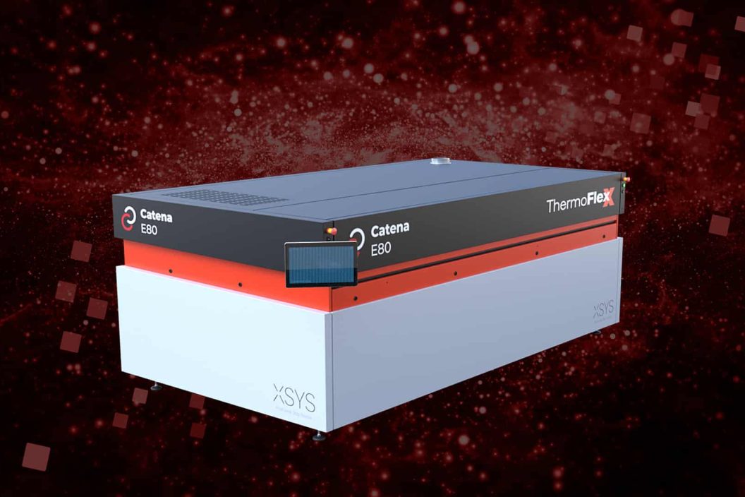 Große, rechteckige Industriemaschine mit der Aufschrift 'Catena E80 ThermoFlexX' und 'XSYS' auf der Vorderseite vor einem abstrakten, rötlich-schwarzen Hintergrund.